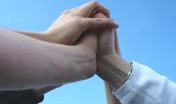 Mani che si stringono (Immagine con licenza: PD-USGov-DHS; tit. orig. Team_touching_hands)