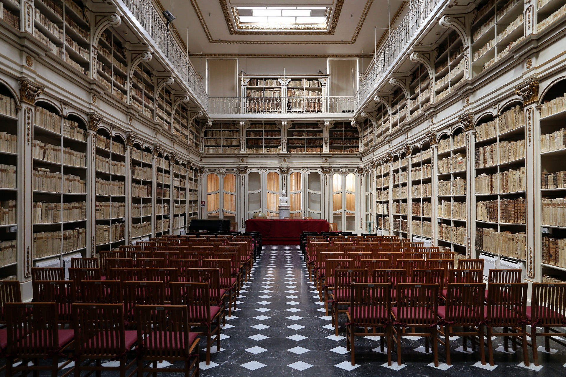 Cagliari, Palazzo dell'Università. Biblioteca, sala settecentesca